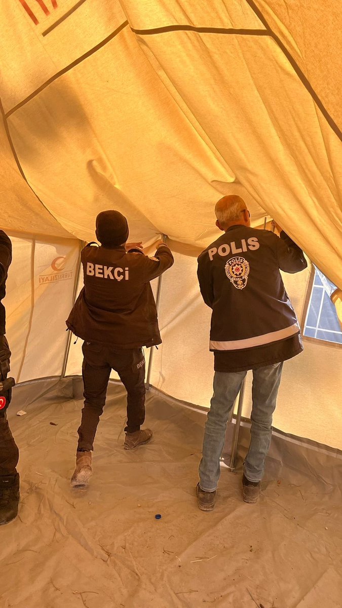 Türk Polis Teşkilatı depremzede vatandaşların ihtiyaçlarının karşılanması için var gücüyle çalışıyor.

Türkiye Tek Yürek