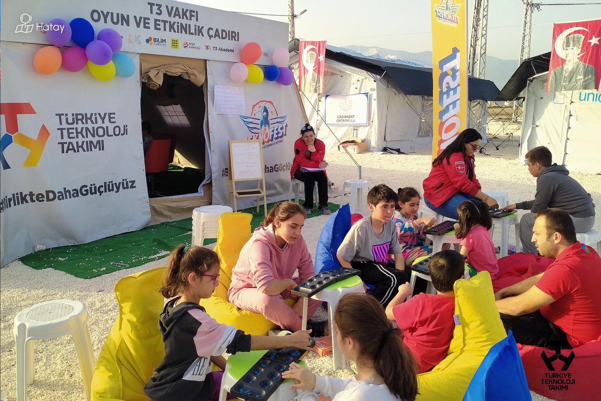 Türkiye Teknoloji Takımı (T3) Vakfı, kurdukları etkinlik çadırlarıyla depremzede çocuklar için çalışmalarını sürdürüyor.

Türkiye Tek Yürek