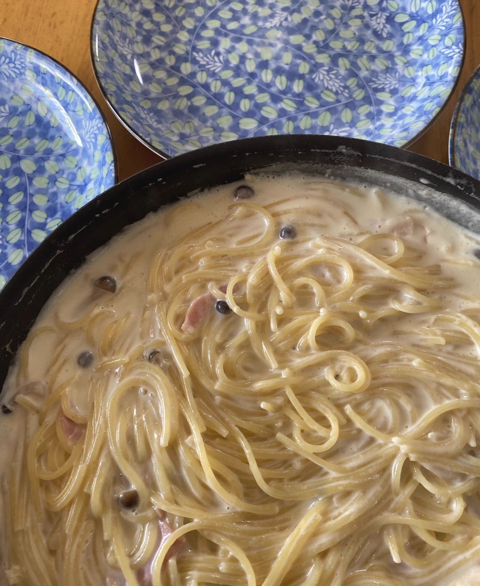 お昼ごはん作らない予定だったのにこれ見たら食べたくなって作ってしまった😋
まな板と包丁を出したくなかったのでベーコンとしめじはキッチンバサミで✂️  