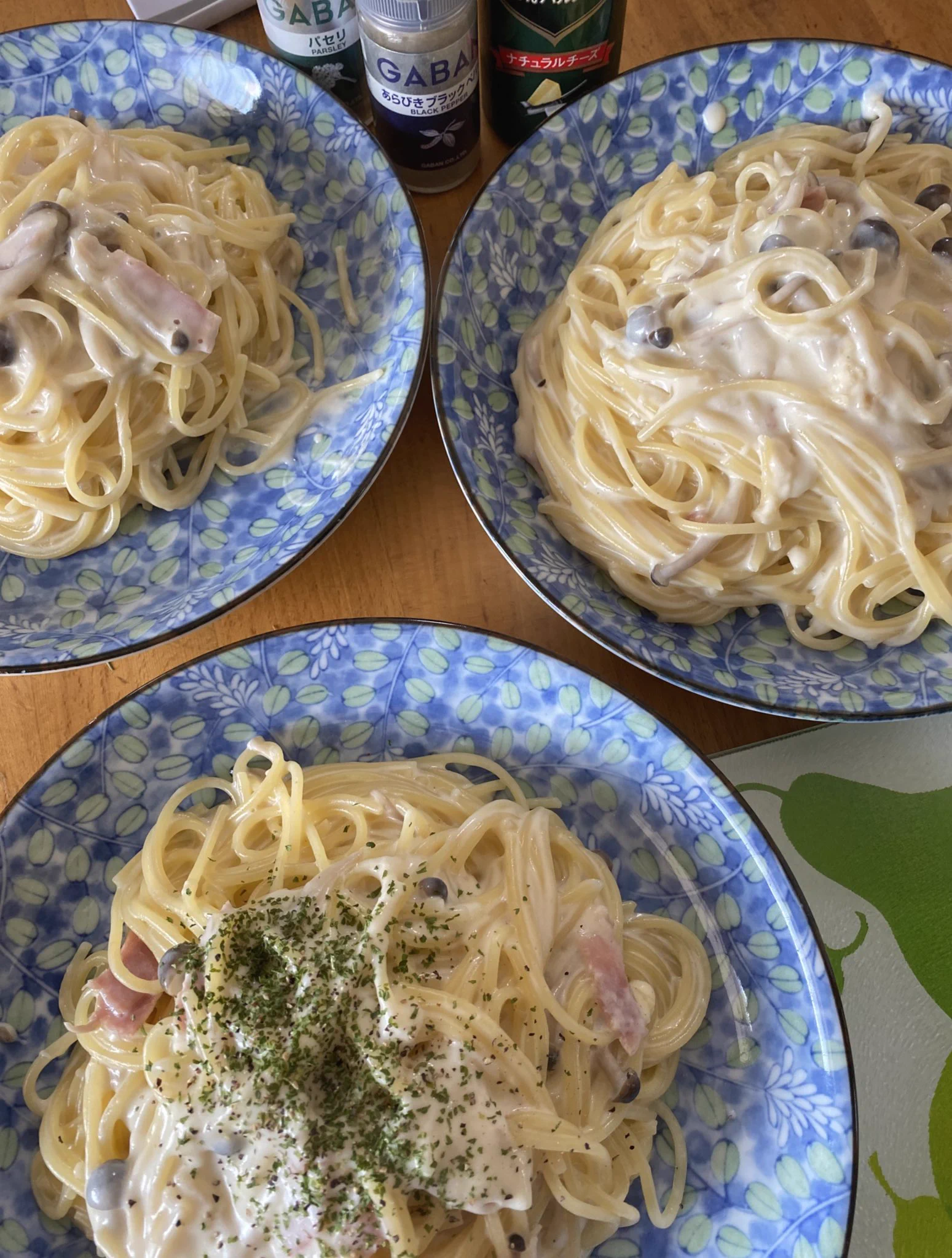 お昼ごはん作らない予定だったのにこれ見たら食べたくなって作ってしまった😋
まな板と包丁を出したくなかったのでベーコンとしめじはキッチンバサミで✂️  