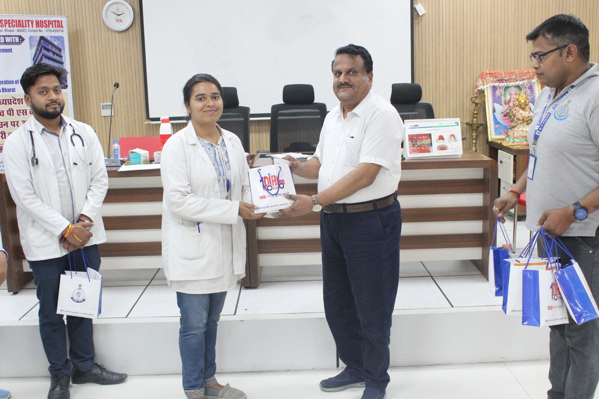 Dial112MP's tweet photo. पुलिस दूरसंचार मुख्यालय म��ं लगा दो दिवसीय निशुल्क स्वास्थ्य परीक्षण शिविर 

डायल-112/100 कन्ट्रोल रूम एवं रेडियो शाखा के कर्मचारियों का स्वास्थ्य परीक्षण कर चिकित्सीय परामर्श प्रदान किया गया । #DIAL100MP #MPPOLICE 🚔 https://t.co/9miP5Cmwfr