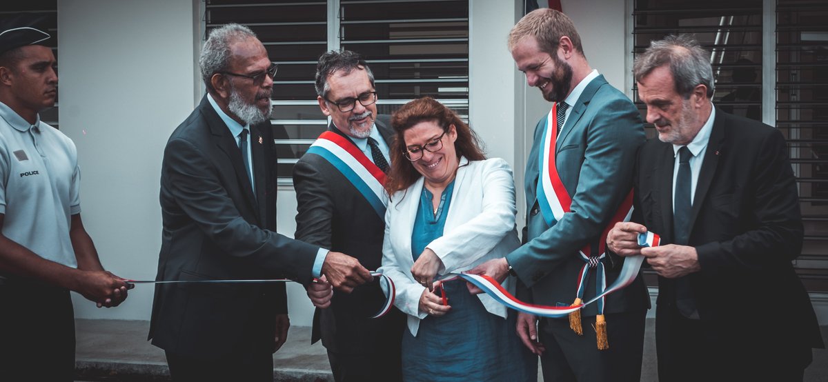 ProvinceSud's tweet photo. 2e jour de déplacement en #NouvelleCaledonie pour @GDarmanin qui, accompagné de @SoniaBackes, a rencontré et échangé avec des policiers adjoints, cadets et gardiens de la paix en formation et a inauguré la nouvelle école de police de Nouméa. https://t.co/WnbE0awdUT