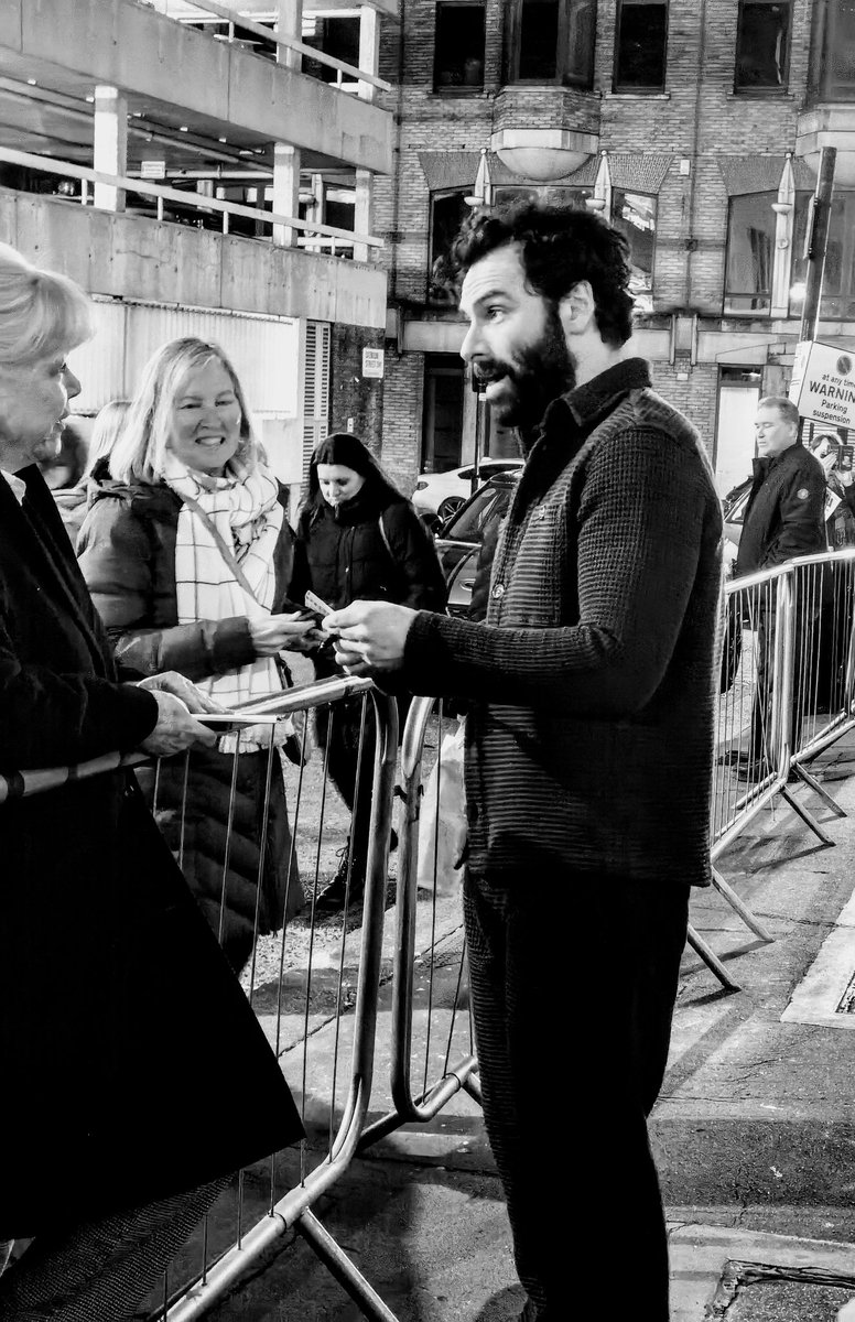 What a theater, what a play!
How does a relationship change when the number of words spoken per day is limited? Very thought-provoking!
And btw @AidanTurner was nice as always - his smile is infectious 😌
#haroldpintertheatre
#LemonsThePlay
#AidanTurner
#jennacoleman
#london