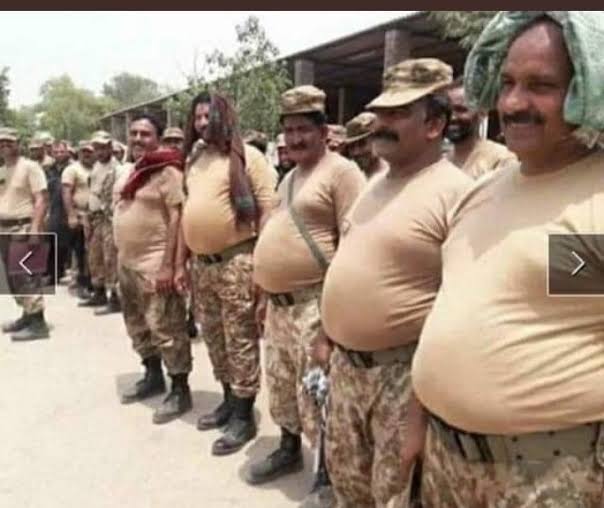 Amid Severe Economic Crisis in 🇵🇰 Pakistan Army Senior Commanders have ordered the Quarter Master General (QMG) office at the General HQ to cuts in food supply to Soldiers. 

' Once Bhutto said even we hve to eat Grass but will make Atom Bomb '

Now time has come to follow it‼️