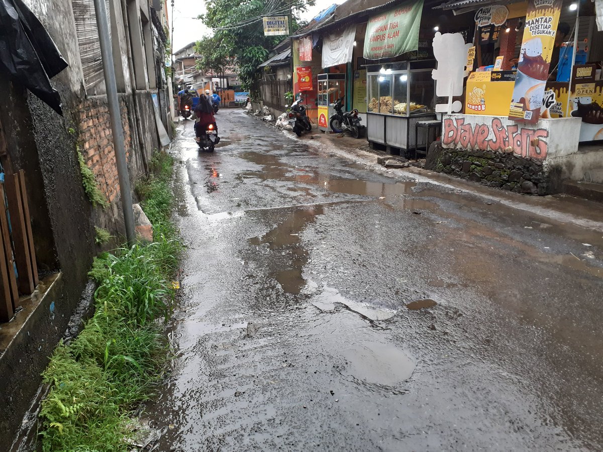 capsicumfructes's tweet photo. @txtdaribogor @BimaAryaS @ipb_menfess Kalau yg ini di Jl. Babakan Tengah, bukannya baru 2 minggu lalu diaspal ya? Kok udah gini aja 😡😞
@BimaAryaS @ipb_menfess @txtdaribogor https://t.co/ySQL0Zqpo2