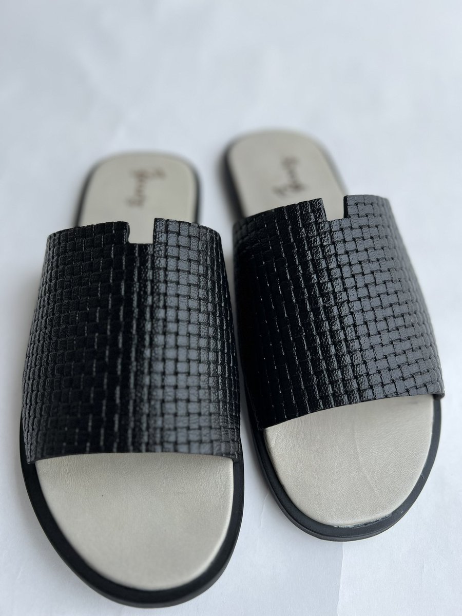 Babouche237_0's tweet photo. BABOUCHE237 in GREY-MOOD 
@Babouche237_0 🤍
L’Art d’être bien chaussé✨
#footwear #yaounde #douala #cameroun #babouche #babouche #AttackonTitanFinalSeason #AttackonTitanFinalSeasonpart3 #BBTitans2023 https://t.co/f6w9IEvEed