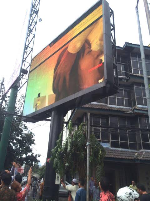 Mengenang insiden "nobar JAV" massal di Jl. Prapanca, Jakarta Selatan pada tanggal 30 September 2016 silam. Ratusan orang menyaksikan video Tokyo-Hot yang di sebuah videotron selama 10 menit sebelum kemudian diputus paksa aliran listriknya.