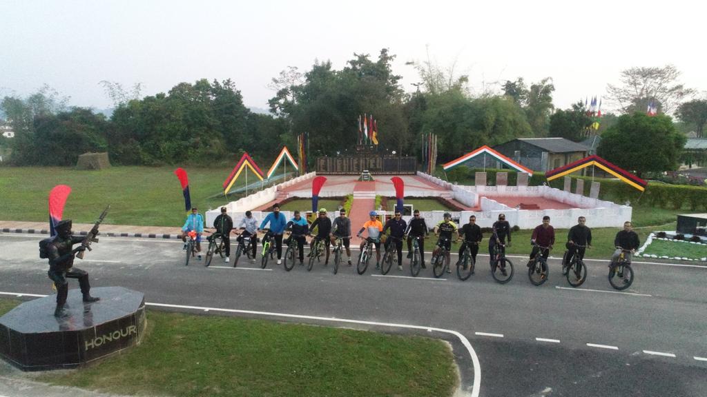 Cycling team #LeopardRiders of #AirForce, Mohanbari paid homage to the bravehearts of Siang Valley at #RayangMilitaryStation. 
#Jointmanship
#TriServicesSynergy
@adgpi
@EasternComd