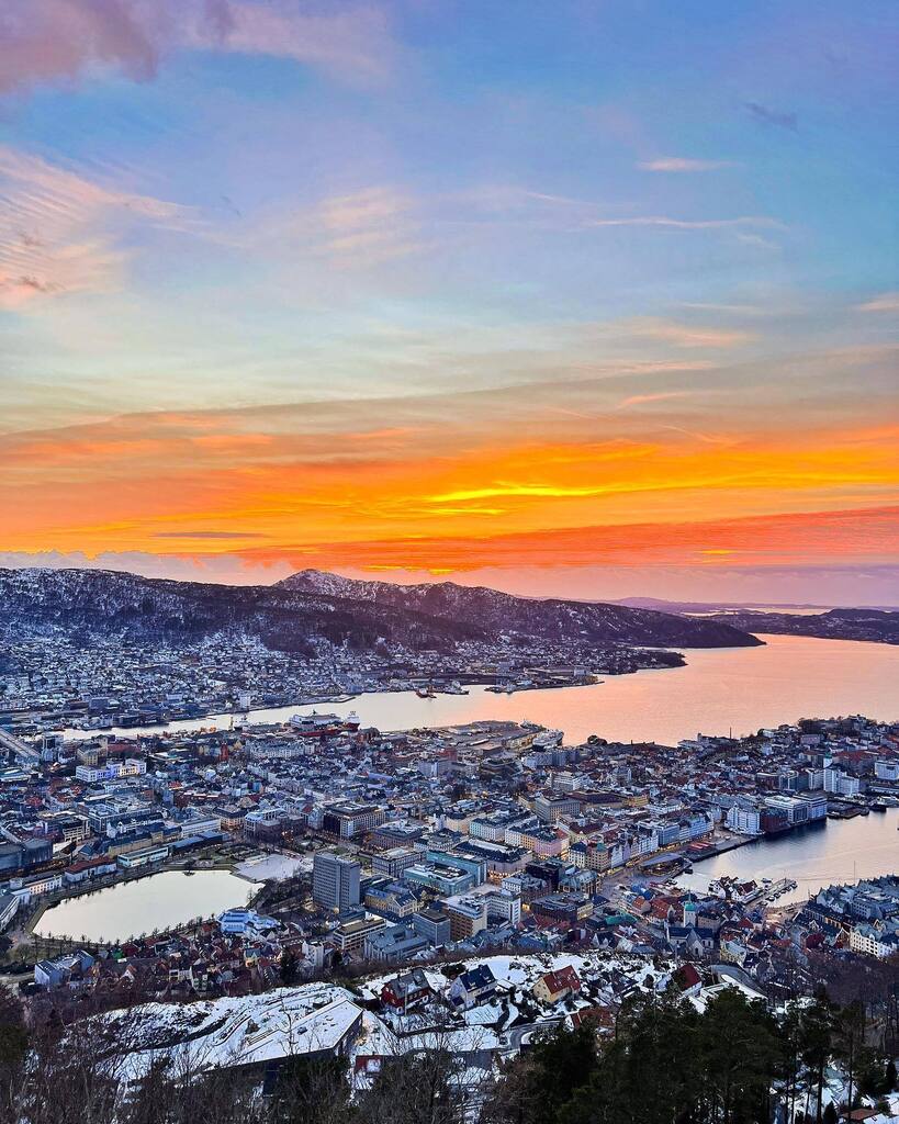 You guys know how much I love a sunset, so couldn’t miss out on this view + a gorgeous fiery sunset in tow. Bergen, you’re stunning. 🤩 #AftabTravels instagr.am/p/CpXNkkIMxa5/