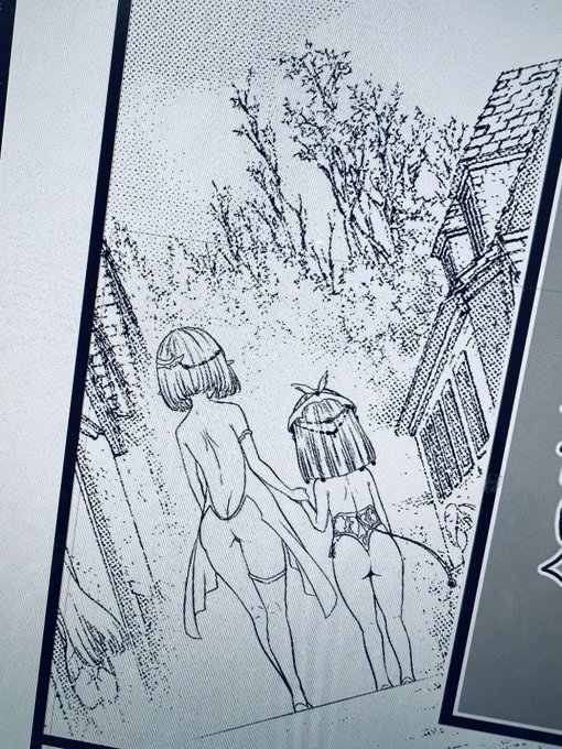 幼い頃のエルフちゃんと妹ちゃん☺️

後ろから見るとかなりヤバいコスチューム😌見えてませんが丸出しではなくちゃんと隠れています。
どうやら、村で疎まれてしまっていて貧乏だったのも、この布地の少なさに繋がっているようです。 