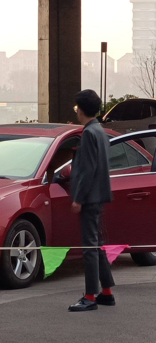 新郎本人也是很帅的，大红袜子也十分抢镜（不知道为啥要把裤子提这么高😅）