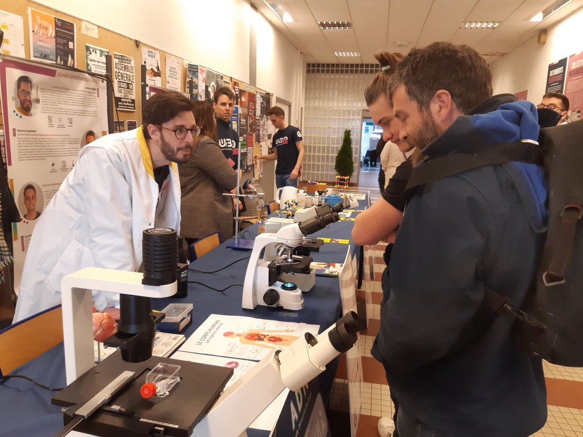 Les jeunes chercheurs de <a href="/FacSciences_UBO/">Faculté des Sciences et Techniques - UBO</a> <a href="/UBO_UnivBrest/">UBO - Univ. Brest</a>  présentent leurs activités aux visiteurs de la JPO.