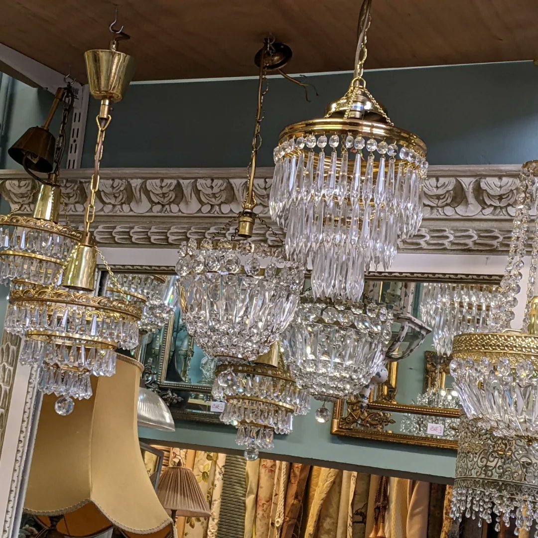 Some beautiful vintage lead crystal chandeliers available in our shop, from small chandeliers to larger pieces :)
#chandelier #crystal #vintagelighting #vintagechandelier #glasscrysyal #leadcrystal #housebeautiful #vintagestyle #myhousebeautiful #riversideinteriors #cambs #norfok