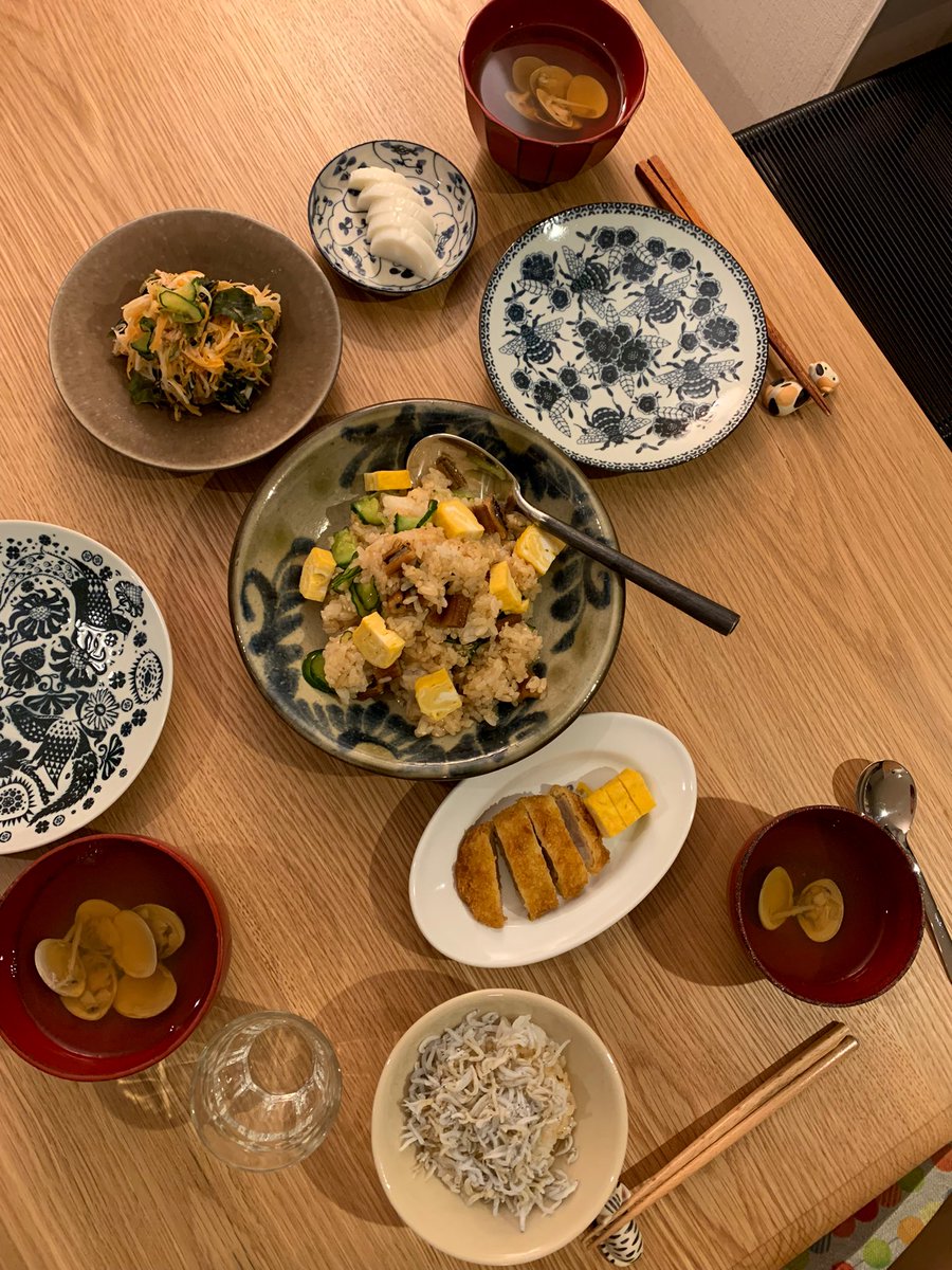 meme102629's tweet photo. 生魚苦手な娘も食べられるかも？と思ってアナゴのちらしにしたけどやっぱり食べられず、娘はしらすご飯。
副菜は大根人参きゅうりツナ缶ワカメをポン酢とお酢と砂糖ちょっとで味付け。 https://t.co/G4fNBfWPhj