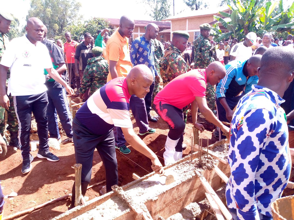 CommuneGASHIKA2's tweet photo. Kur uyu wa 4 ntwarante 2023muri @CommuneGASHIKA2 ibikorwa vy iterambere rusangi vyatewe iteka na Nyakwubahwa Icegera c Umukuru w Igihugu c Uburundi mubikorwa vy ukwubaka inzu y amanama izakira abantu bashika 1000.
@Kwantare
@BurundiGov 
@MininterInfosBi 
@NgoziProvince https://t.co/lym5rr6WVa