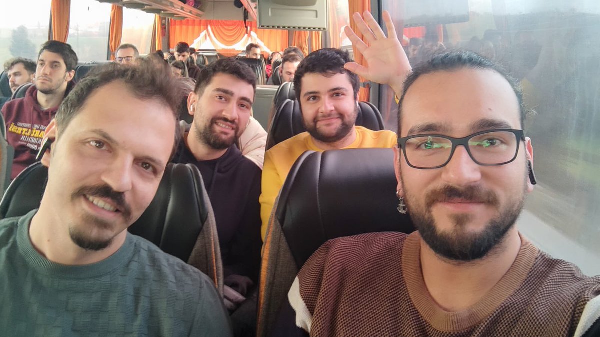 aliafsarmd's tweet photo. Dönüş yolu :) ailemi görecek olmanın verdiği mutluluk. İnsanın evi gibisi yok. Ama 1 hafta kaldığım yerde evi olan kimse yoktu. Allah yardımcıları olsun… Umarım ruhsal olarak bir an evvel toparlayabilirler… 
#aciltip #ortopedi #malatya #deprem #battalgazidh https://t.co/051KC6GYHP