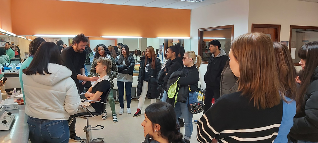 SopenaBilbao's tweet photo. Imagen personal participa en la masterclass de caracterización y FX, dirigida por Mario Campoy, responsable de la empresa Bacon SFX.
Gracias Mario por acompañarnos con tu talento.
https://t.co/6tzfbutfRF
https://t.co/M1IHdchInO
#LaOportunidaddeSuperarte
#ContigoSopeñaEsMás https://t.co/75FijREky5