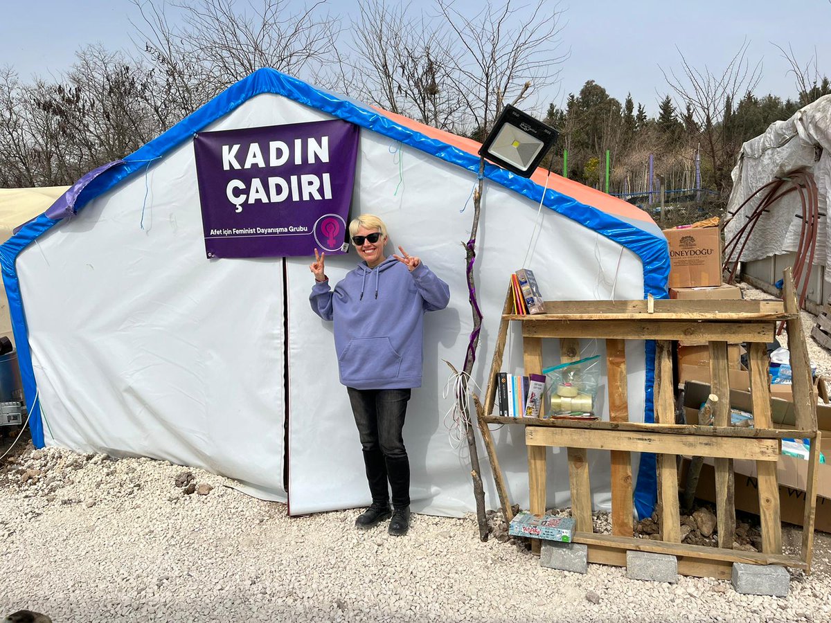 afeticinfeminst's tweet photo. Adıyaman'da kurduğumuz Kadın Çadırı'mız kadınların buluşma noktası oluyor. Rotasyonla giderek dayanışmayı büyütmeye, birbirimizin çaresi olmaya çalışıyoruz.
#kadındayanışması
#dayanışmazamanı https://t.co/9rs8yGkw2J