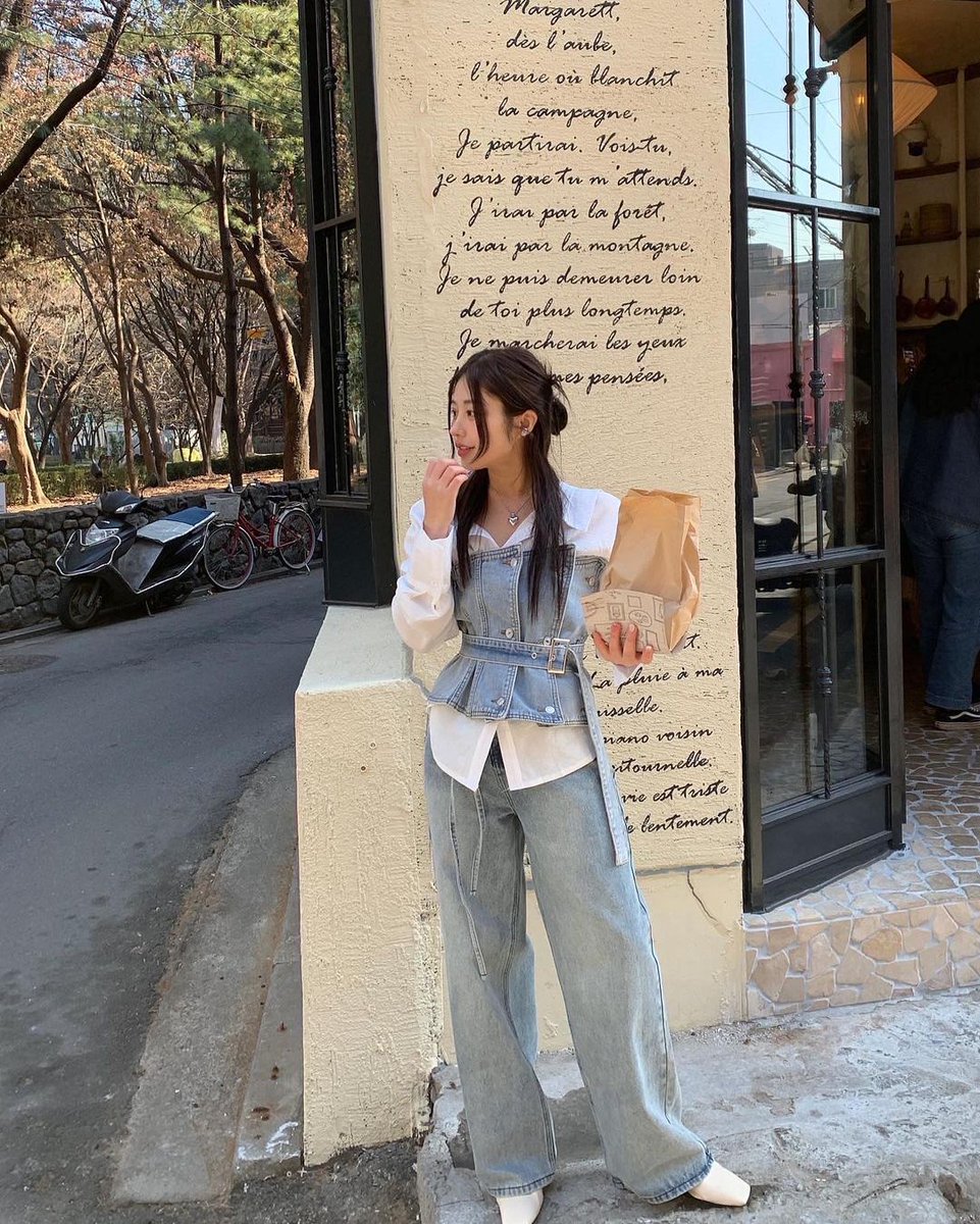 L'argent est un bon serviteur et un mauvais maître.
(Money is a good servant and a bad master.)