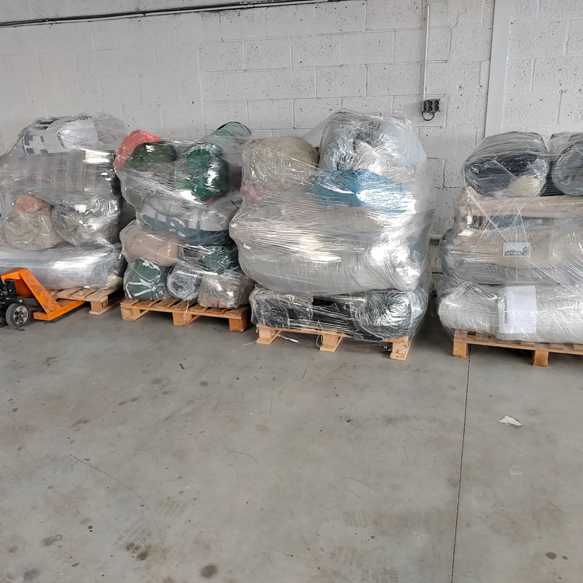 33 ingezamelde Tenten voor Turkije zijn klaargezet voor transport.

Teşekkürler mannen van HDV Breda Yeni Camii voor de samenwerking tot dusver!

#Turkije #turkey #Syrie #Syria #tent #Tenten #aardbeving #earthquake #Giro555 #kampeertent #camping #kamperen #tentenvoorturkije