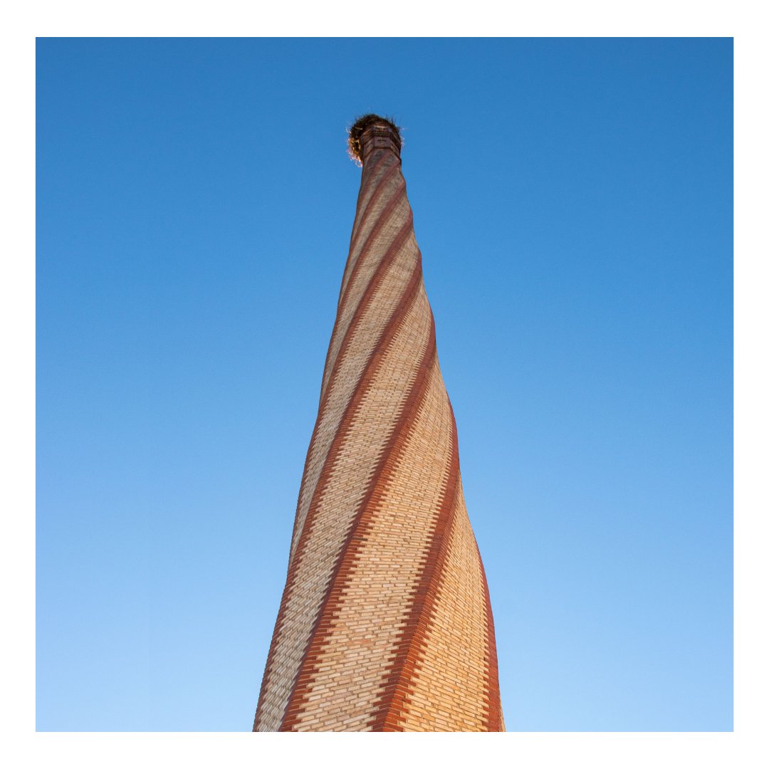 VisitaTomelloso's tweet photo. 💨 𝗖𝗵𝗶𝗺𝗲𝗻𝗲𝗮𝘀 𝗱𝗲 𝗧𝗼𝗺𝗲𝗹𝗹𝗼𝘀𝗼 💨⁣
⁣
👀 Las chimeneas decoran la ciudad, las podemos encontrar en cada rincón pero, ¿qué son?⁣
⁣
👉🏼 Estos monolitos fueron construidos al lado de las torres de destilación por la gran actividad vitivinícola de mediados del s. XIX https://t.co/iFDyluHu1T