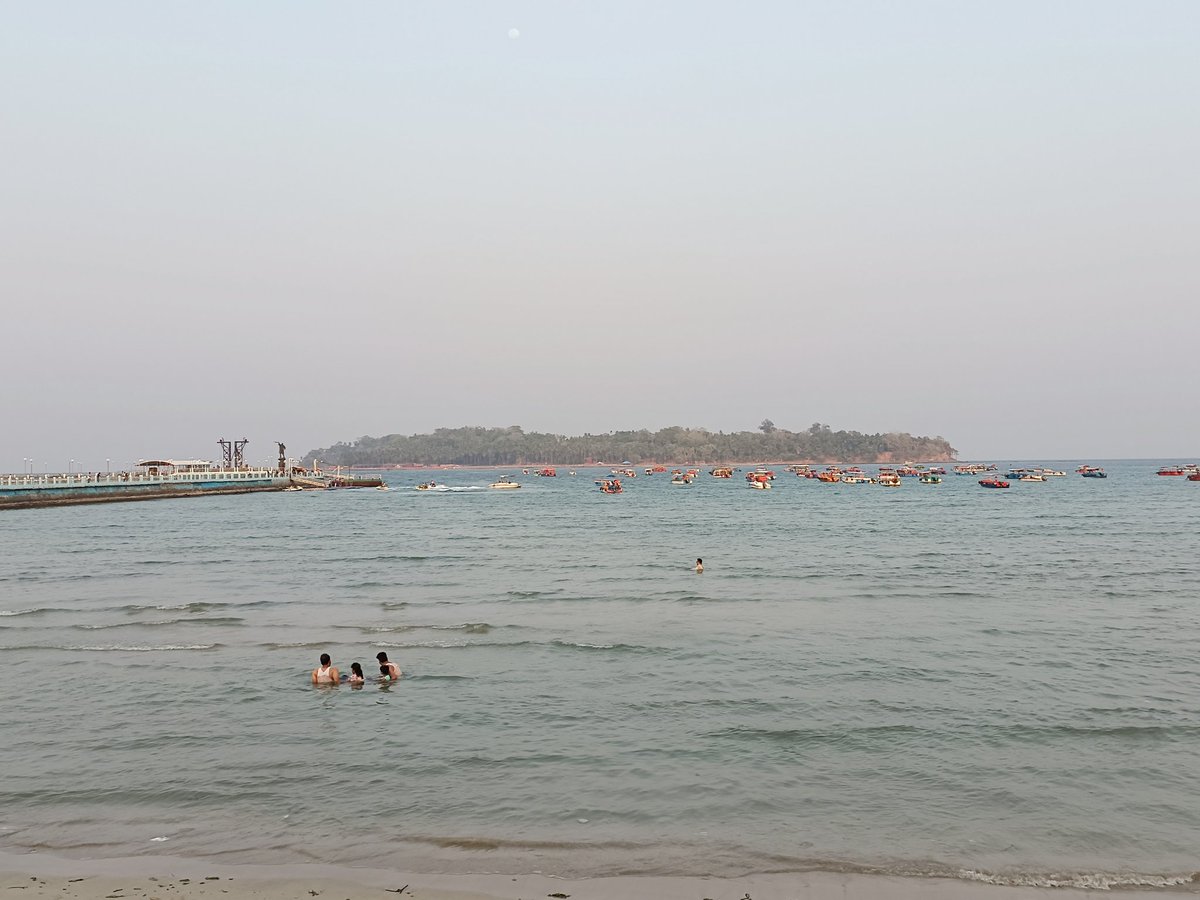 RaziaSoni's tweet photo. Even after the warning, see how people are  swimming at Marina Beach ⛱️ #riskinglife 
@directorate_ipt @SP_SouthAndaman @AndamanPolice https://t.co/lObWDJWECj