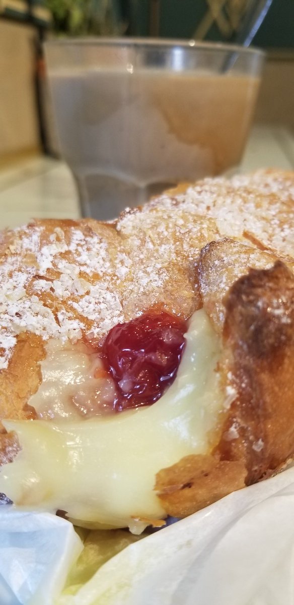 NapoliNationTV's tweet image. Name that pastry!😉🤤
#ChoppinWithDBO #Napule