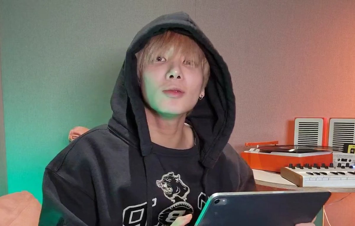 TYUNSFEED's tweet photo. he looks so boyfriend https://t.co/ZMxuhTGLG3