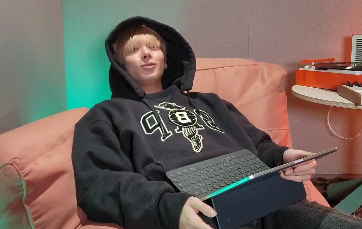 TYUNSFEED's tweet photo. he looks so boyfriend https://t.co/ZMxuhTGLG3
