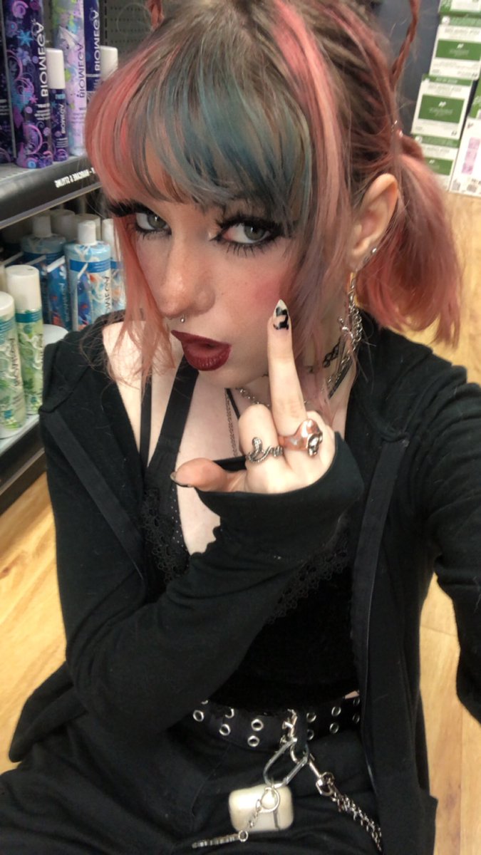 dead_girl_tin's tweet photo. #sicklingselfie  #DLINGS NO LURKING YOU STINK https://t.co/Vm6ajQ0phJ