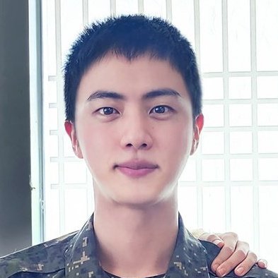Tienes buen aspecto #Jin the king. Tus ojos brillan pareces feliz y más a gusto que un arbusto de ser el soldado #KimSeokJin tan lejos de #Jin el de #BTS. Currándotelo, que es lo tuyo. Haciéndolo bien, que es lo tuyo. Y compartiendo con tus hermanos que es lo tuyo también.