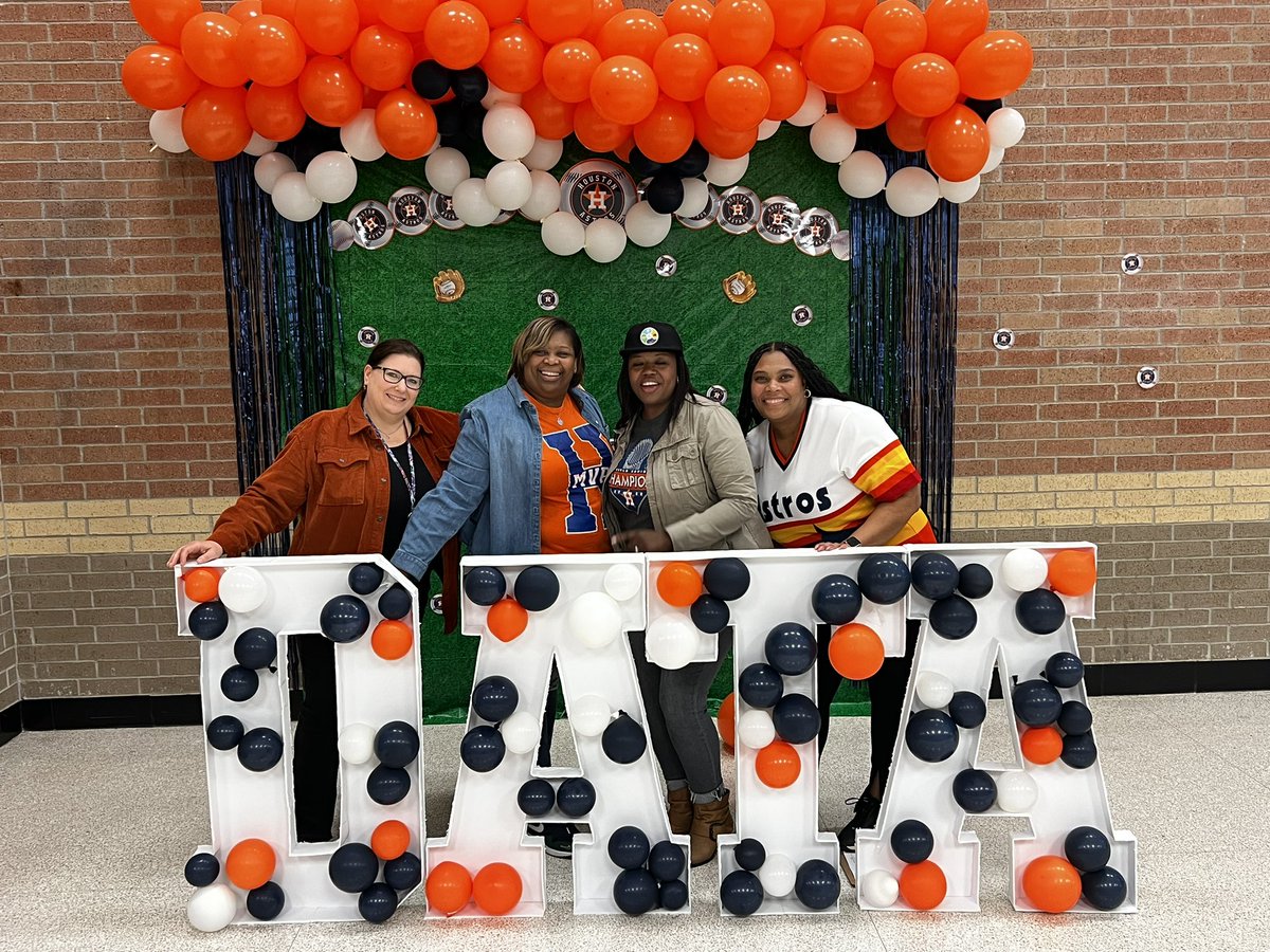 BrooksDonnielle's tweet image. Can’t believe you’re missing out on the fun. First in person @HISD_Assessment DATA Series is off to a home run hit  #dataseries #Saturday #chavezHS #houston