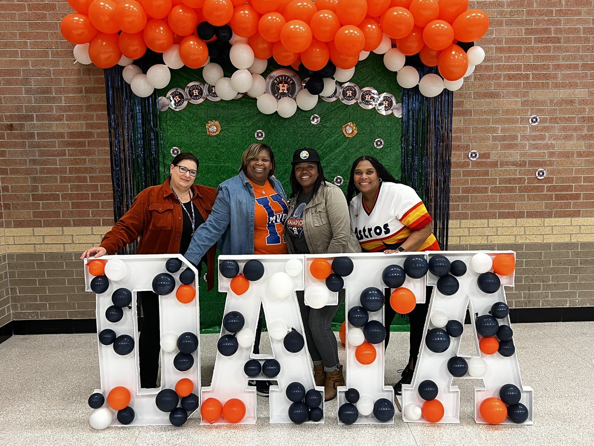 BrooksDonnielle's tweet image. Can’t believe you’re missing out on the fun. First in person @HISD_Assessment DATA Series is off to a home run hit  #dataseries #Saturday #chavezHS #houston