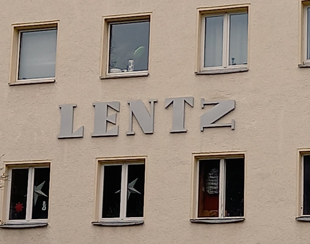 Fa. Lentz: ... ein N, ein T und ein Z, bitte.

Buchstabenlieferant: Z is aus.

Fa. Lentz: