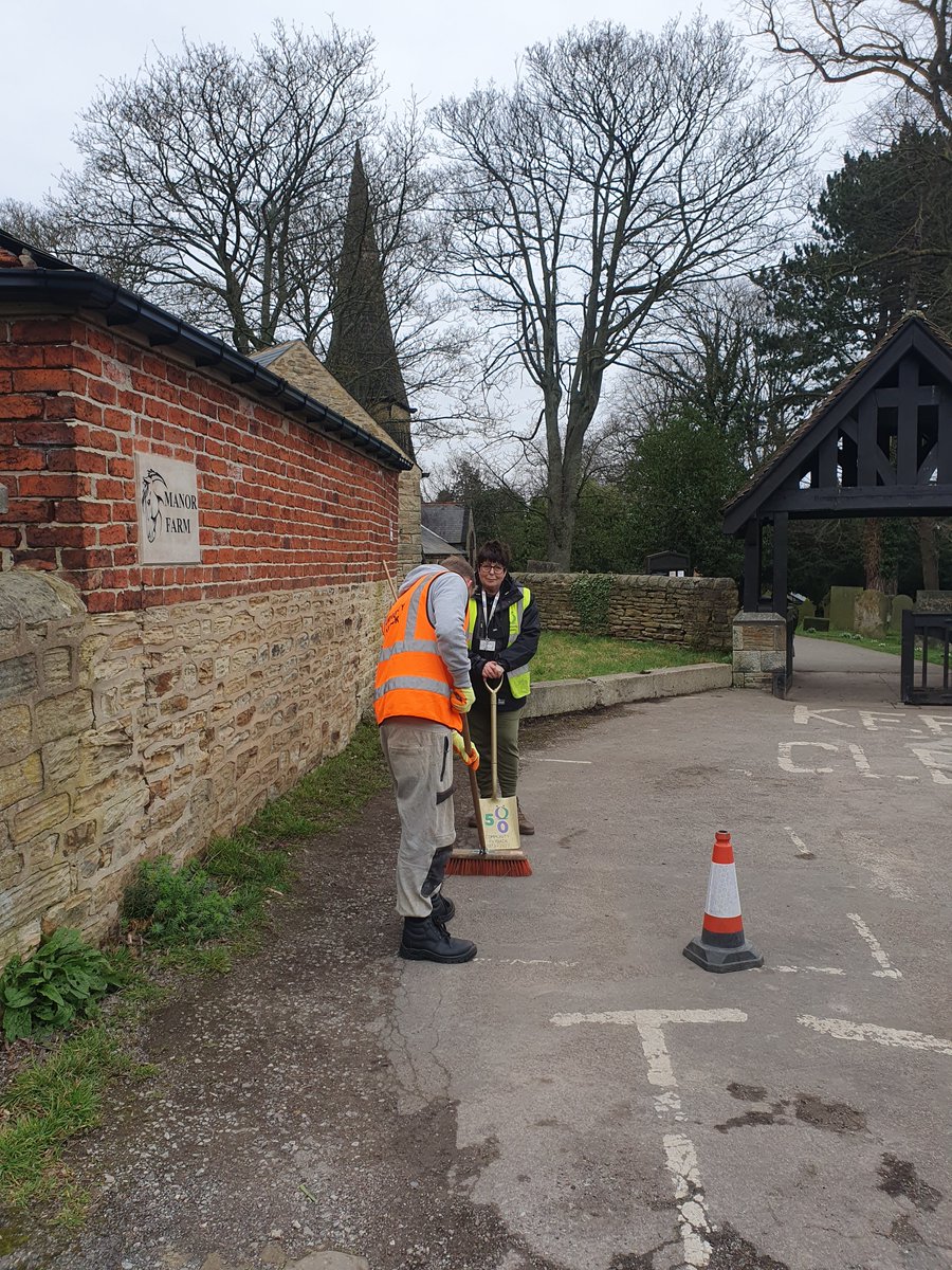 empscommunityp1's tweet photo. Lovely #Derbyshire #Partnership between #Derbyshire #CommunityPayback &amp; local Church Beneficiary, where Supervisor Mel and #PoP Team construct and install a number of nice Robin/Bird Boxes.  #CP50 @emidexecteam https://t.co/pkMwr6OSEx