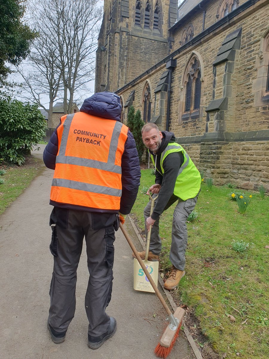 empscommunityp1's tweet photo. Lovely #Derbyshire #Partnership between #Derbyshire #CommunityPayback &amp; local Church Beneficiary, where Supervisor Mel and #PoP Team construct and install a number of nice Robin/Bird Boxes.  #CP50 @emidexecteam https://t.co/pkMwr6OSEx