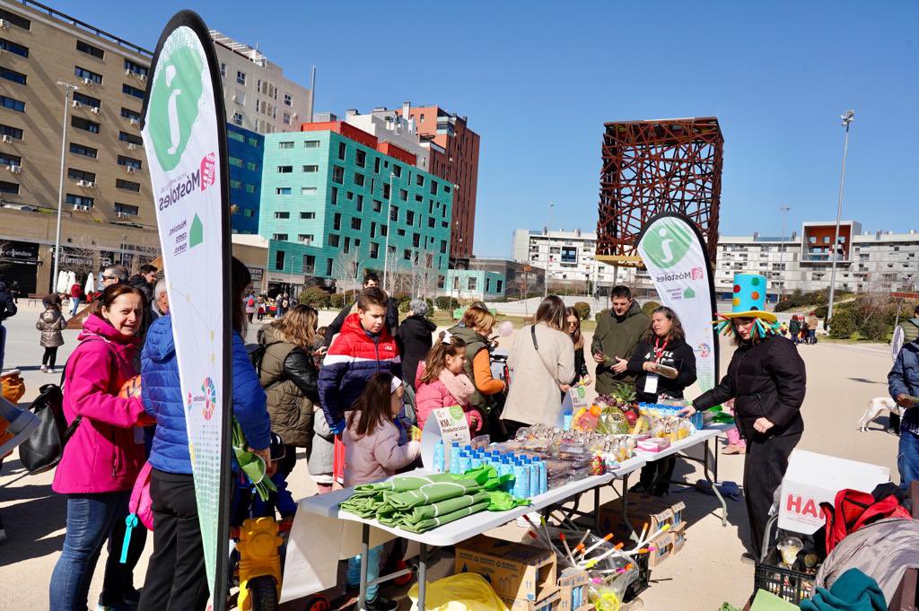 AytoMostoles's tweet photo. Móstoles abre sus nuevos parques infantiles, construidos por el Ayuntamiento de #Móstoles para ofrecer más opciones de ocio al aire libre a los más pequeñ@s. Hoy los inauguramos dentro de la iniciativa “Marzo, mes de comercio de proximidad”, que busca dinamizar el comercio local https://t.co/Xt2cYHIOw7