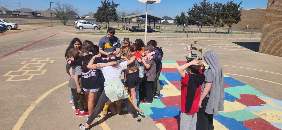 ...and our @BBOwenES 5th graders ended the week with a stellar visitor, @KnappKnowsHomes, and a Fun Friday activity in the sunshine after recess! It's always a good day for popsicles and popcorn!! @Mrs_Lomen #bbopride
