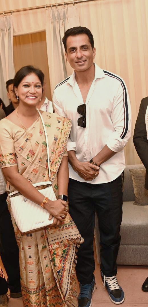 varnalideka's tweet image. 1/2 It rained Knowledge at the 1st Bodoland International Knowledge Festival &amp;amp; I was only too happy to catch a few nuggets n drench in d downpour. Memorable moments, discussions shared with the one&amp;amp;only @Wangchuk66, Nobel Laureate Prof Md Younus, the multifaceted Sonu Sood,
#BIKF