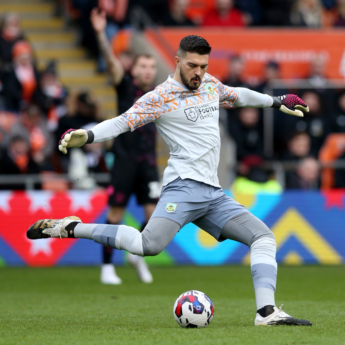 BurnleyOfficial's tweet photo. 57: Just over ten minutes into the second half and the battle against Blackpool continues โ๏ธ
#BPLBUR https://t.co/GYq1JCRm4r