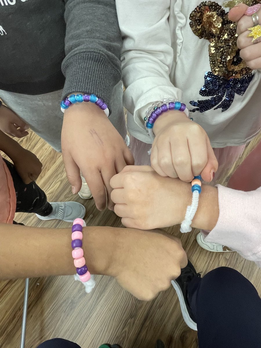 Love, Z by <a href="/JessieSima/">Jessie Sima</a> was a great segue to binary code. 1st graders coded their first initial and made binary bracelets! #wbend15 #d15schools #proudtobe15 <a href="/D15Schools/">Community Consolidated School District 15</a>