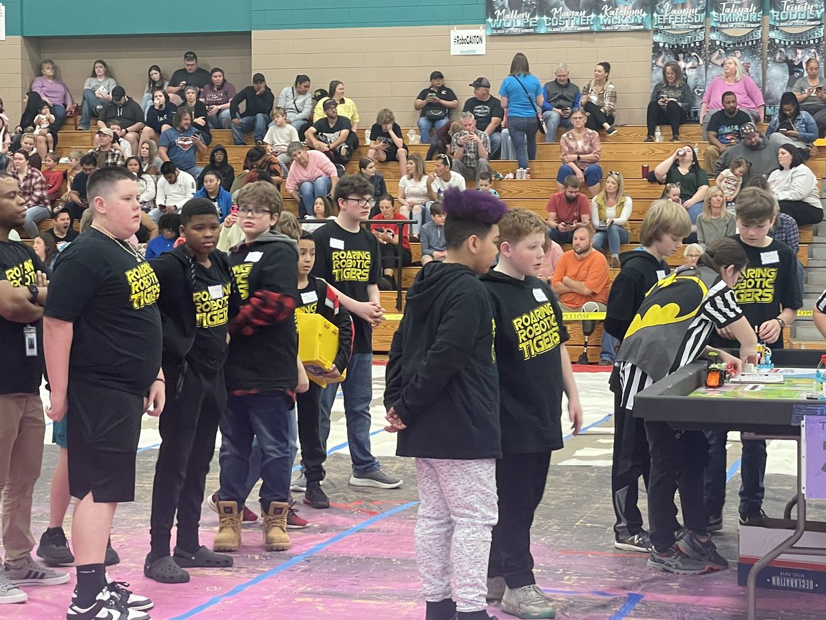 tmwhite14's tweet photo. Stanley Middle and W.C. Friday focused on their 2nd run! #robogaston #gcsk12 #gastonblended https://t.co/yv8rhB3t00