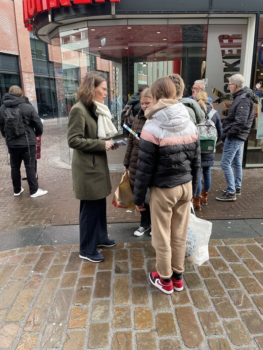 mirjambikker's tweet photo. Vanmorgen de dag gestart in Lelystad met @HaroldHofstra en @CUFlevoland! Mooie gesprekken, over ruimte voor elkaar, over genoeg geld hebben voor je boodschappen, over een goede duurzame toekomst voor de landbouw. En natuurlijk flyeren en vitamines met #teamCU!💙 #ruimtevoorelkaar https://t.co/jqGCobeza3