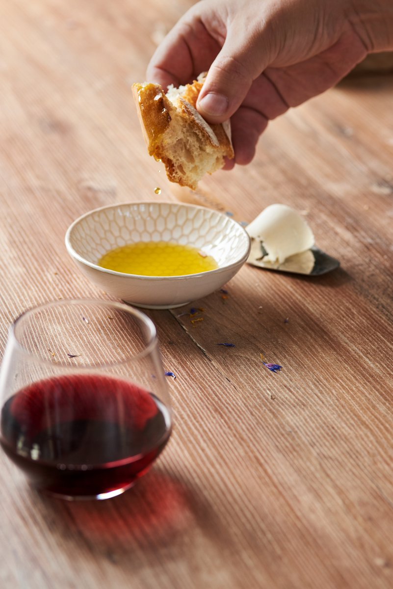 the_heartofwine's tweet image. Бо це красиво... і смачно. Фоткали в офісі ще до великої війни.