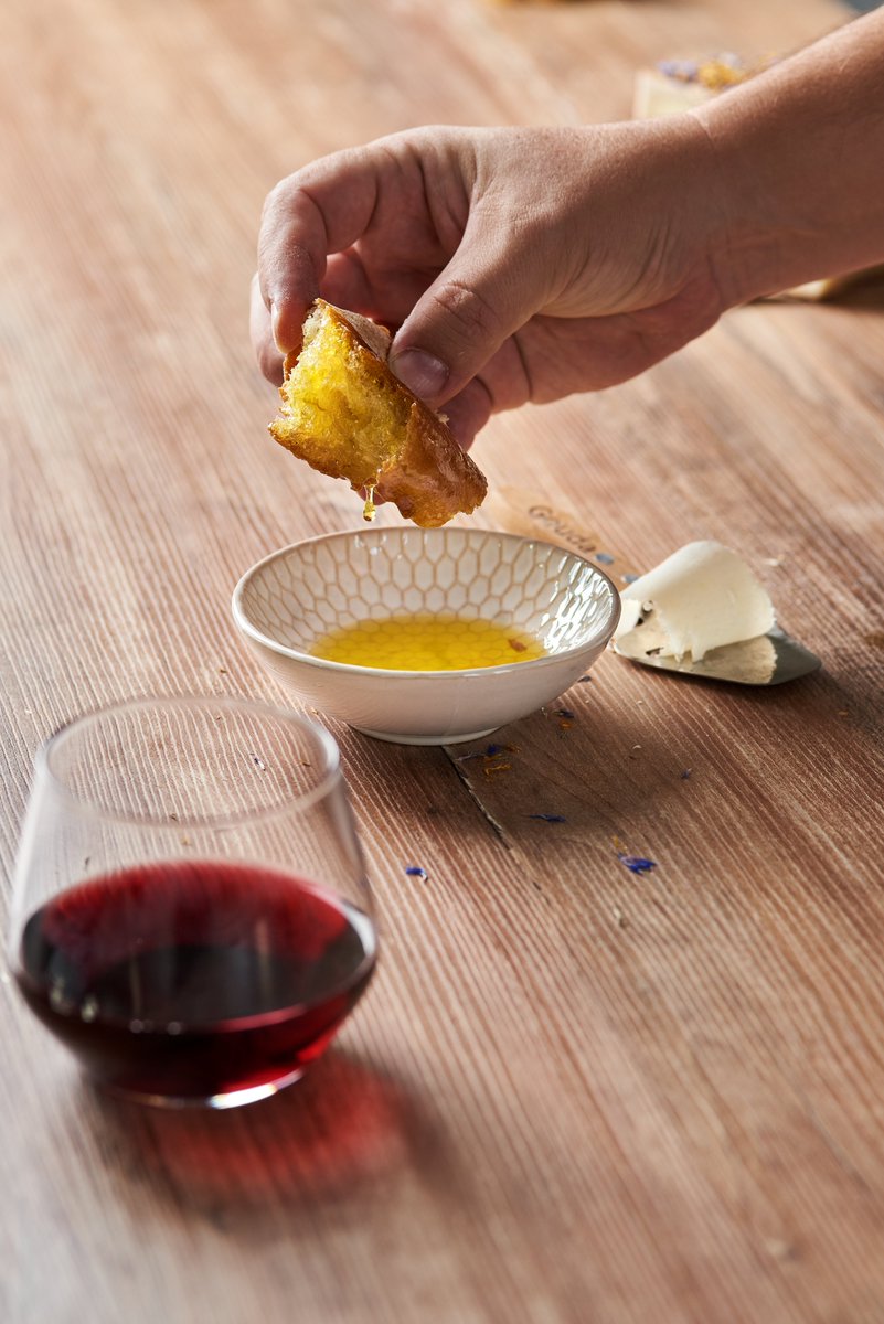 the_heartofwine's tweet image. Бо це красиво... і смачно. Фоткали в офісі ще до великої війни.