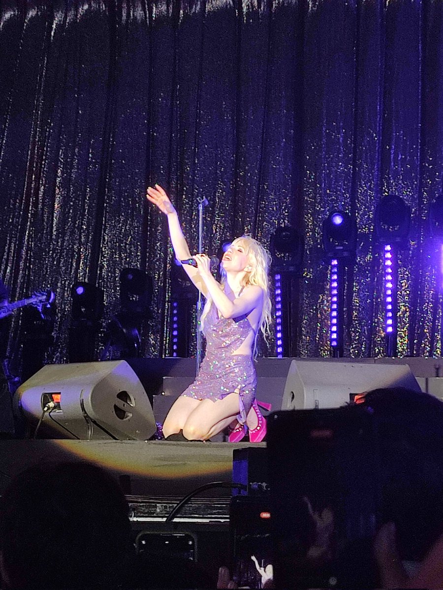 saBRYna carpenter tweet media