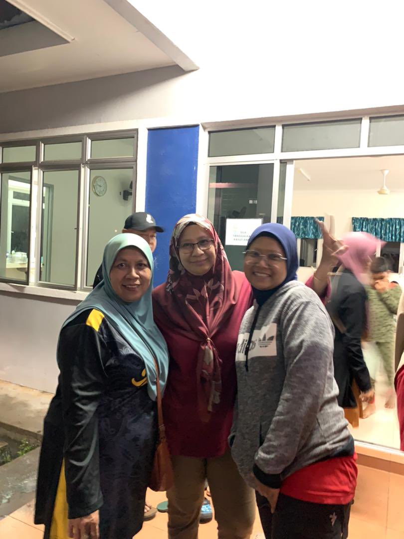 ainafero's tweet image. Mak saya dan rakan2 baru selesai hantar sumbangan dkt sri medan.May Allah ease everything there #johorbanjir #srimedan #yongpeng #RakyatJagaRakyat