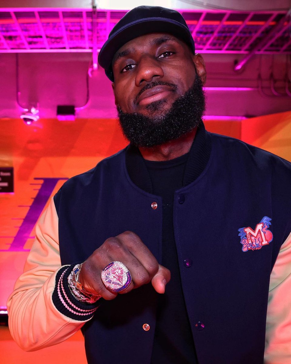NBALatam's tweet image. LeBron con su anillo por integrar el equipo de los 75 mejores de la historia 💍🤩

 #NBA75