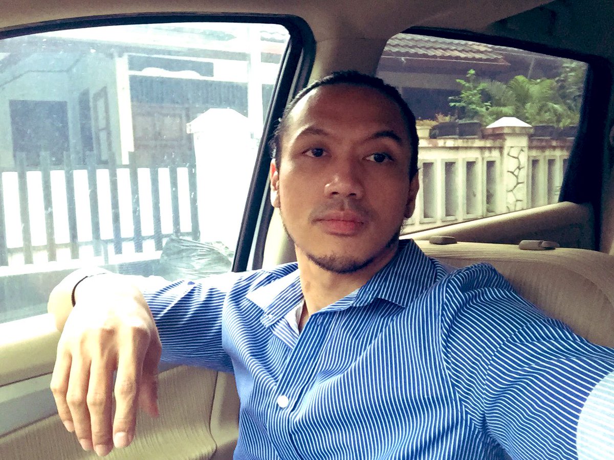 Sayang, lagi apa? Aku jemput, kita dinner bareng ya. Kamu tunggu aja di situ, sebentar lagi aku jalan.
*misalnyaaaa