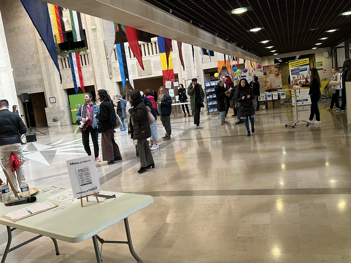 RaphaelChombart's tweet photo. Aujourd’hui comme tous les jours, @ProchesDeVous_ !
Ce midi, nous étions présents au salon des langues à l’hôtel communautaire afin de rencontrer les acteurs de l’émancipation linguistique de notre territoire. #ProchesDeVous https://t.co/96w589BxQt